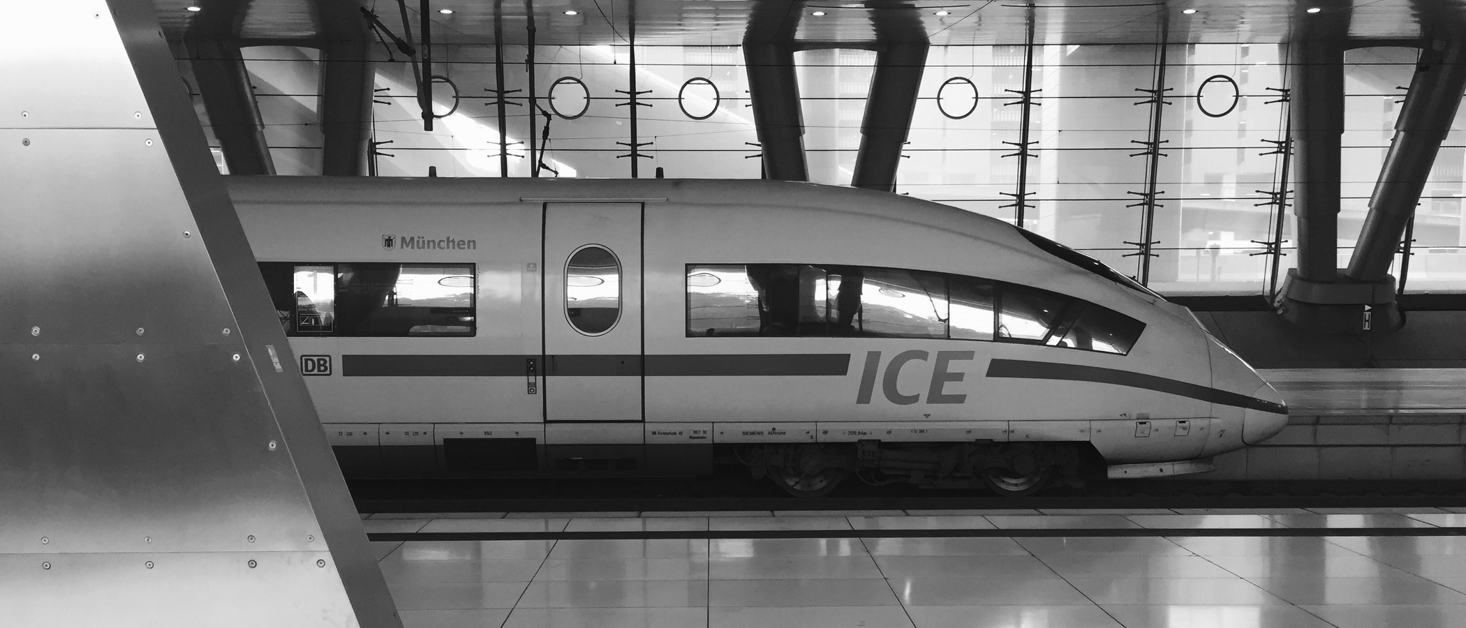 ICE am Bahnsteig